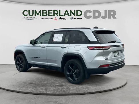 Used 2023 Jeep Grand Cherokee Altitude AWD/4WD image 4
