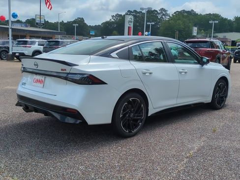 New 2026 Nissan Sentra SR w/ Floor Mat Package FWD image 5