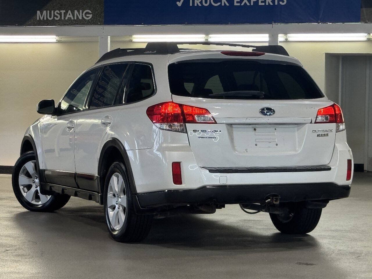 Used 2010 Subaru Outback 2.5i Limited AWD/4WD image 4