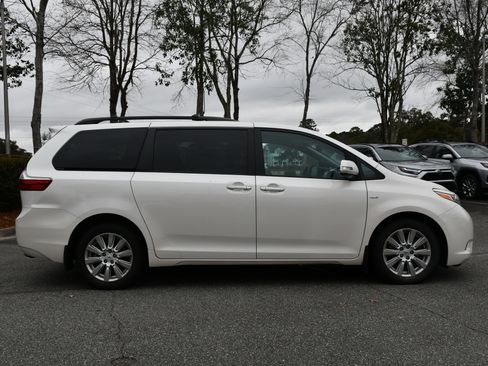 Used 2017 Toyota Sienna Limited Premium image 5