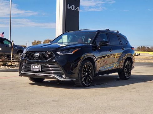 Used 2023 Toyota Highlander XSE image 3