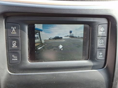 Used 2018 Jeep Cherokee Latitude w/ Cold Weather Group image 17