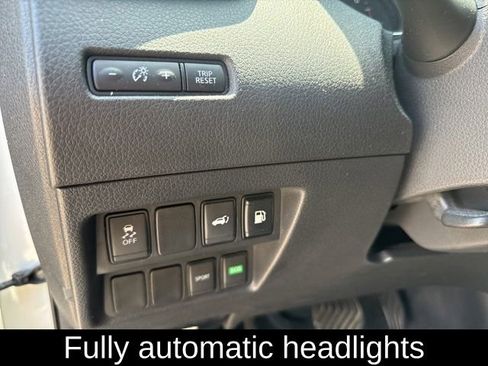 Used 2018 Nissan Rogue SV FWD image 16