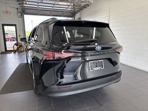 Used 2022 Toyota Sienna XLE w/ XLE Plus Package FWD image 6