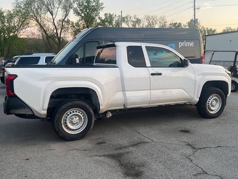 Used 2025 Toyota Tacoma SR image 3