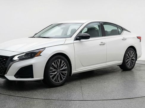 Used 2025 Nissan Altima 2.5 SV FWD image 3