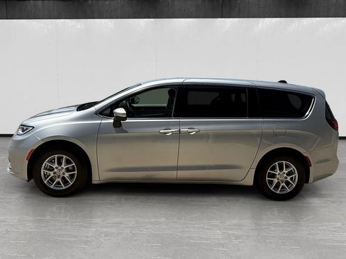 Used 2023 Chrysler Pacifica Touring-L FWD image 2