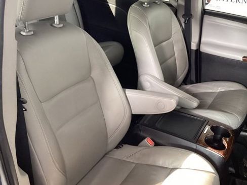 Used 2017 Toyota Sienna Limited Premium image 19