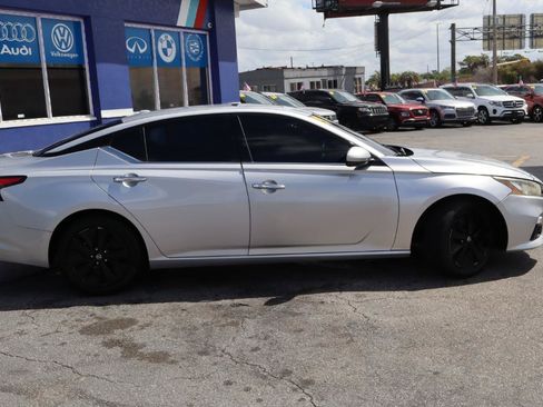 Used 2020 Nissan Altima 2.5 SL FWD image 2