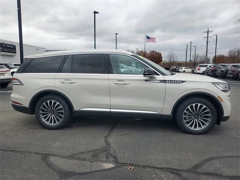 Certified 2023 Lincoln Aviator Reserve w/ Equipment Group 201A image 8