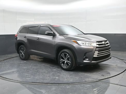 Used 2019 Toyota Highlander LE image 4