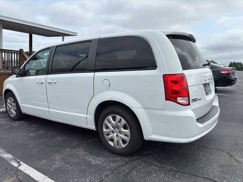 Used 2018 Dodge Grand Caravan SE w/ UConnect Hands-Free Group FWD image 4