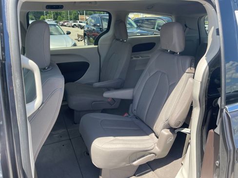 Used 2020 Chrysler Voyager LX FWD image 14