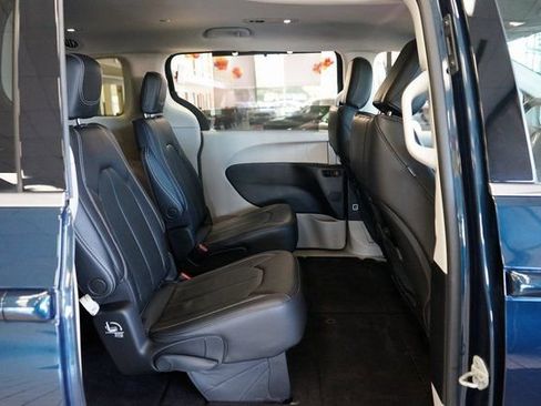 Used 2022 Chrysler Pacifica Touring-L image 12