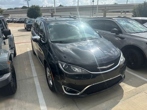 Used 2017 Chrysler Pacifica Limited FWD image 2