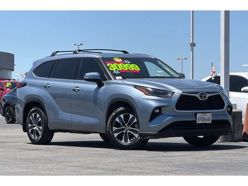 Used 2021 Toyota Highlander XLE AWD/4WD image 2