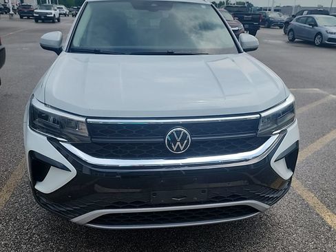 Used 2023 Volkswagen Taos SE w/ Panoramic Sunroof Package FWD image 2