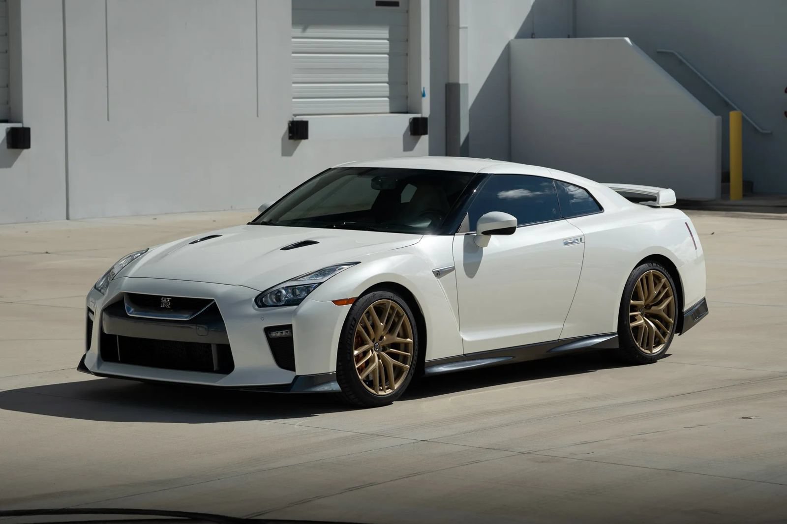 Used 2017 Nissan GT-R Premium w/ Premium Interior Package AWD/4WD image 4