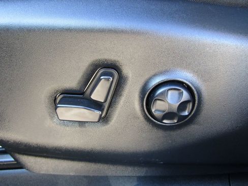 Used 2025 Chrysler Pacifica Limited FWD image 21