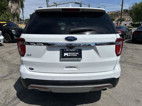 Used 2017 Ford Explorer XLT w/ Equipment Group 201A FWD image 4