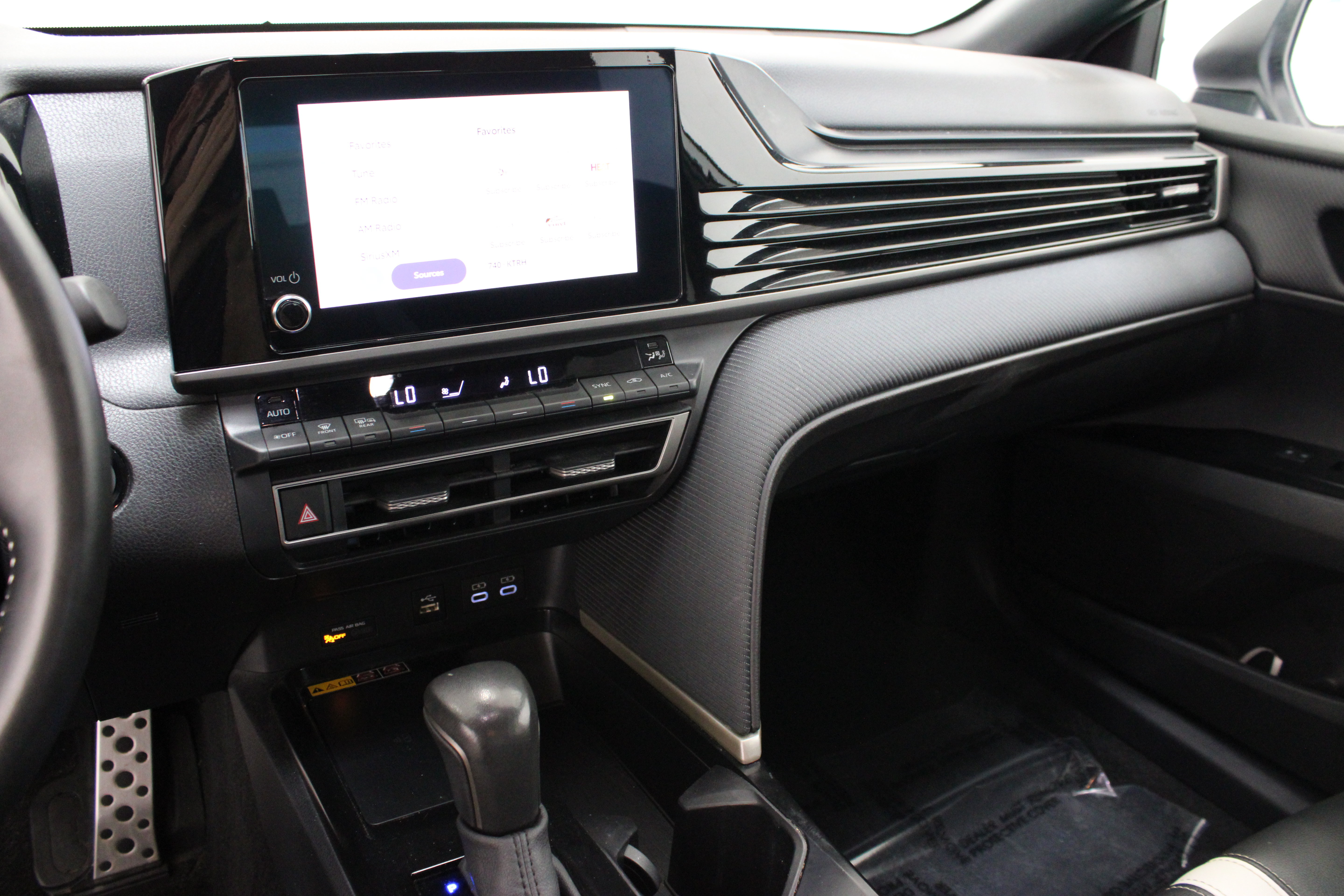Used 2025 Toyota Camry SE FWD image 16