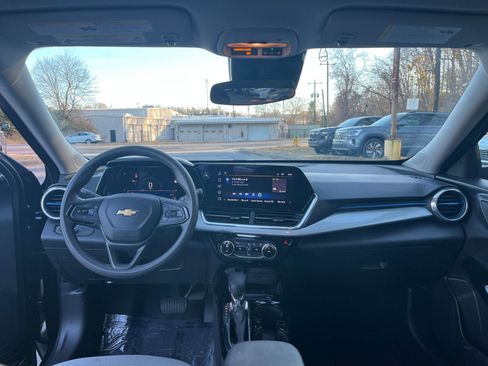 Used 2025 Chevrolet Trax LT image 27