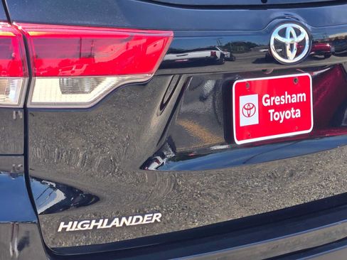 Used 2018 Toyota Highlander XLE AWD/4WD image 14