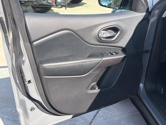 Used 2019 Jeep Cherokee Latitude Plus w/ Comfort/Convenience Group FWD image 19