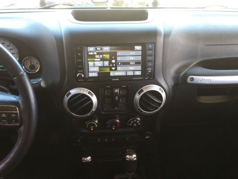 Used 2016 Jeep Wrangler Unlimited Sahara AWD/4WD image 18
