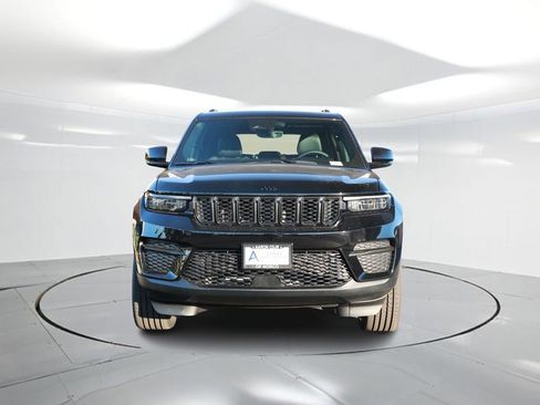 New 2025 Jeep Grand Cherokee Altitude image 4