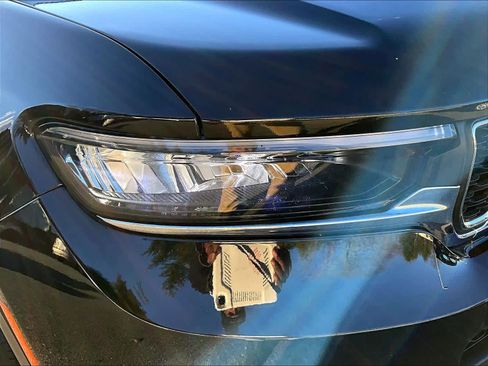 Used 2023 Jeep Grand Cherokee L Laredo image 32