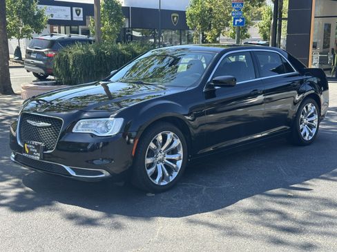 Used 2017 Chrysler 300 Limited RWD image 3