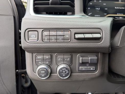 Used 2024 GMC Yukon Denali w/ Denali Reserve Package AWD/4WD image 9