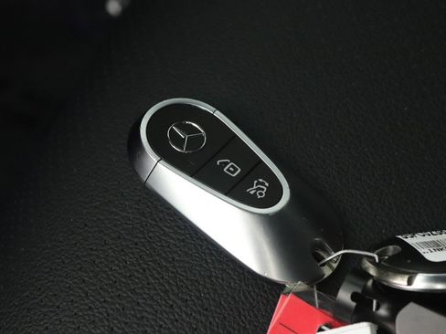Used 2025 Mercedes-Benz GLC 350e 4MATIC image 23