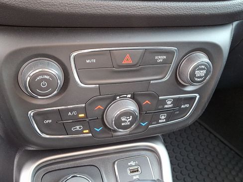 Used 2020 Jeep Compass Latitude w/ Cold Weather Group AWD/4WD image 15