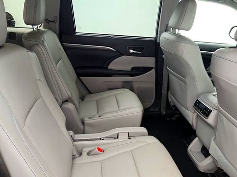 Used 2018 Toyota Highlander Limited Platinum AWD/4WD image 23