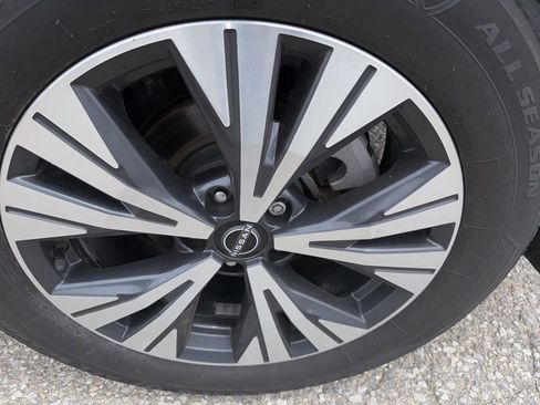 Used 2022 Nissan Rogue SV FWD image 9