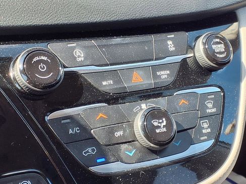 Used 2022 Chrysler Voyager LX image 7