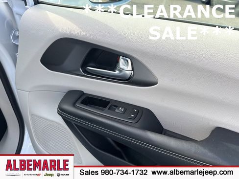 Used 2022 Chrysler Pacifica Touring-L image 32