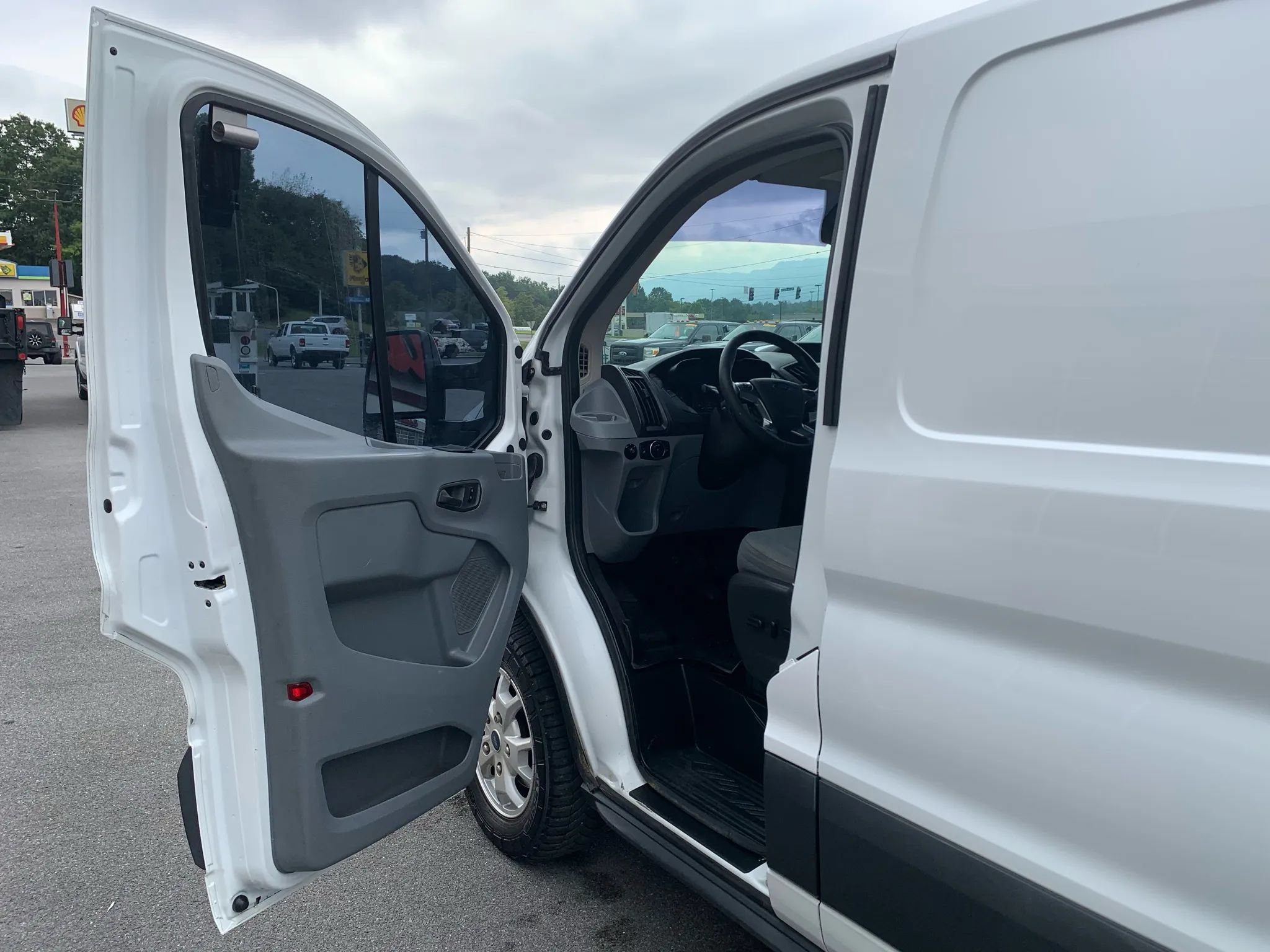 Used 2015 Ford Transit 250 130 Low Roof RWD image 7