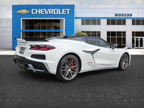 Used 2024 Chevrolet Corvette Z06 RWD image 5