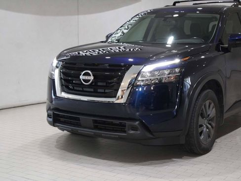 Used 2022 Nissan Pathfinder SV image 2