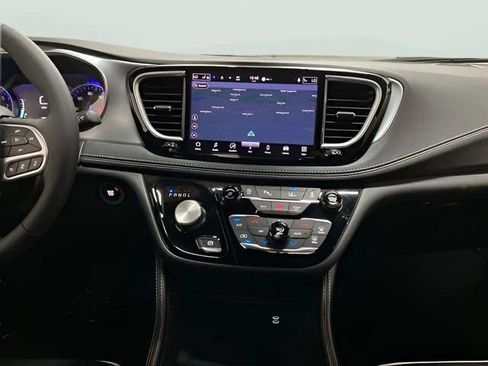 Used 2026 Chrysler Pacifica Limited FWD image 15