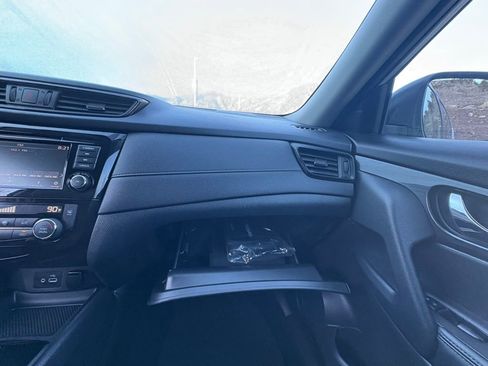 Used 2018 Nissan Rogue SV image 21