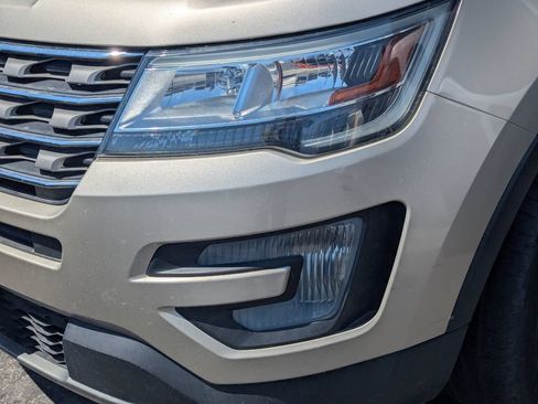 Used 2017 Ford Explorer XLT FWD image 9