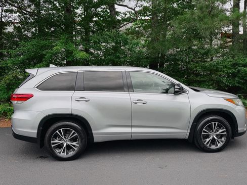 Used 2017 Toyota Highlander Plus w/ Carpet Mat Package AWD/4WD image 4