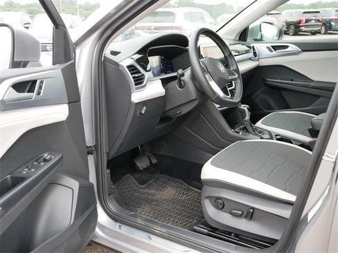 Certified 2025 Volkswagen Taos SE image 12