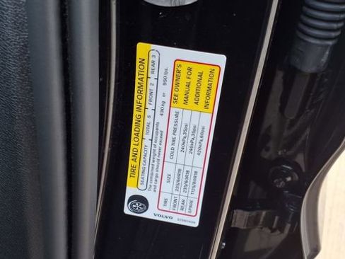 Used 2025 Volvo XC60 B5 Core image 29