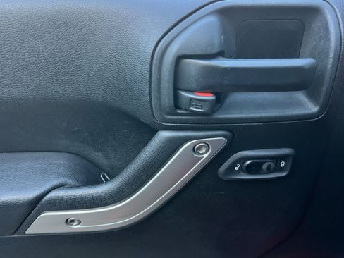 Used 2018 Jeep Wrangler Unlimited Sahara AWD/4WD image 15