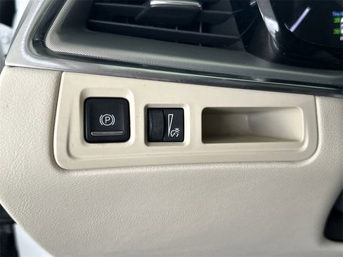 Used 2017 Cadillac XT5 Luxury w/ Driver Awareness Package image 16